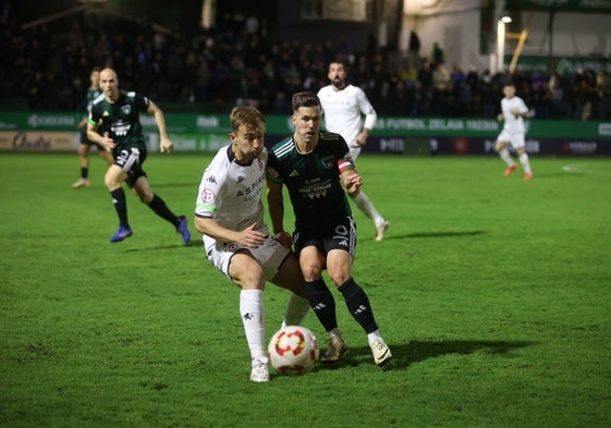 Leandro Martínez en un partido reciente del Sestao River en Las Llanas.