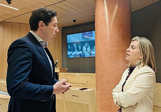 Iñigo Juez habla con la presidenta de las Juntas Generales de Álava, Irma Basterra.