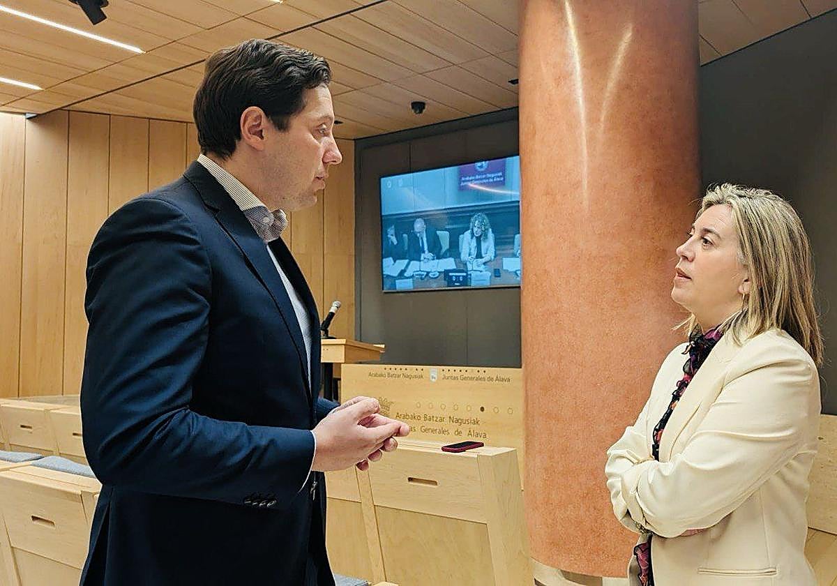 Iñigo Juez habla con la presidenta de las Juntas Generales de Álava, Irma Basterra.