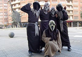 Un grupo de niños disfrazados durante el carnaval de Amorebieta