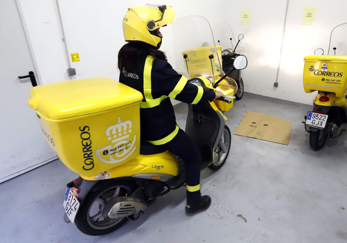Varapalo judicial a Correos: le obliga a pagar 3.500 euros a un empleado al que negó un cambio de turno para cuidar a su bebé y su abuela