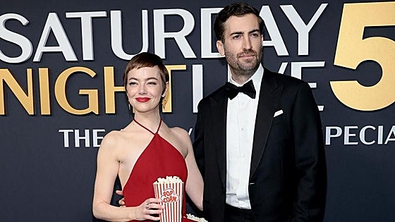 El original vestido con palomitas de Emma Stone en la fiesta de aniversario del programa más famoso de Estados Unidos