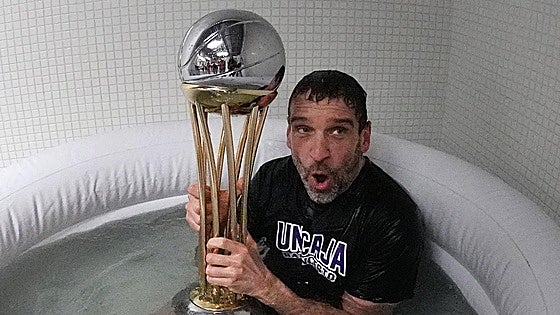 El método de Ibon Navarro: un motor de confianza y sensatez hasta para salvar el traje en plena celebración