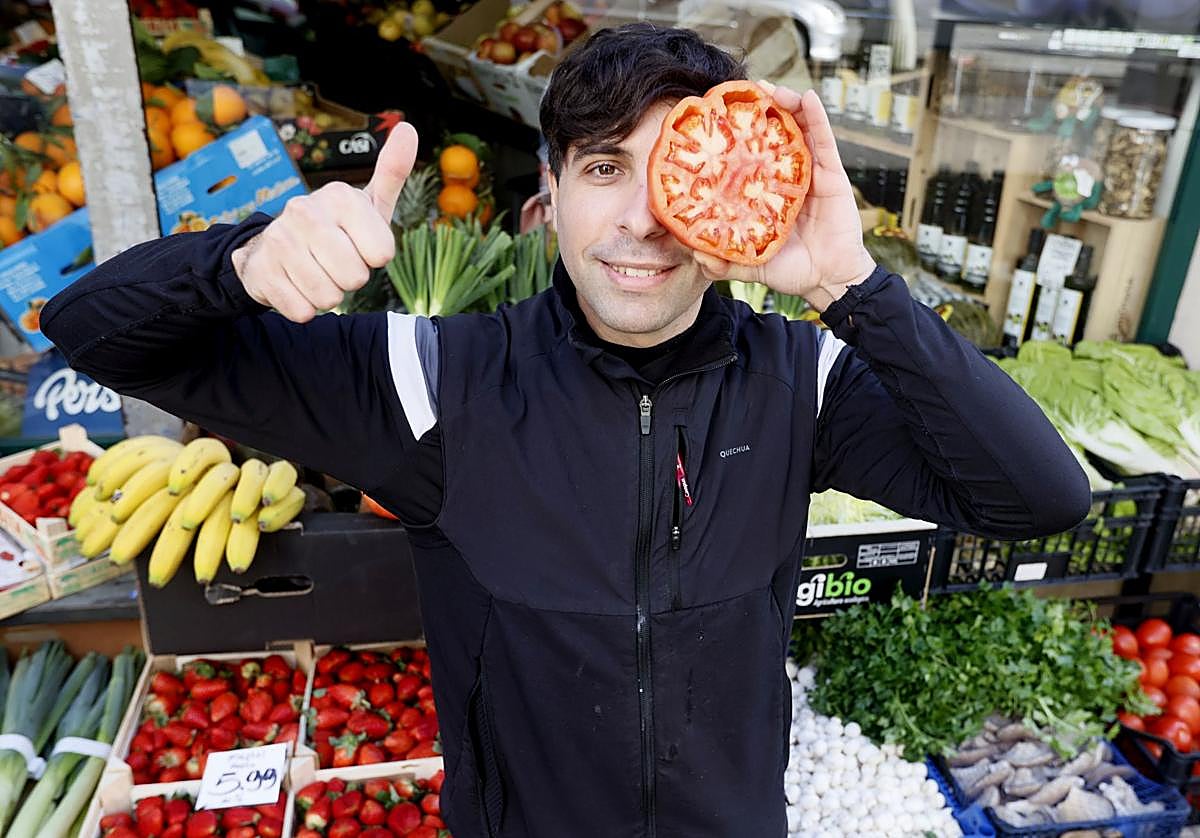 Yeray, el frutero bilbaíno que triunfa en TikTok: «Soy vergonzoso, pero quiero acercar a los jóvenes los comercios de barrio»