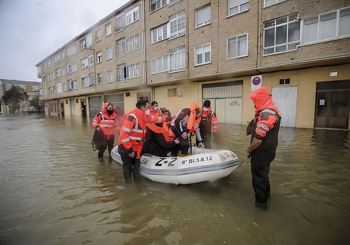 El Zadorra se desbordó en Asteguieta en diciembre de 2021, aún en pandemia.