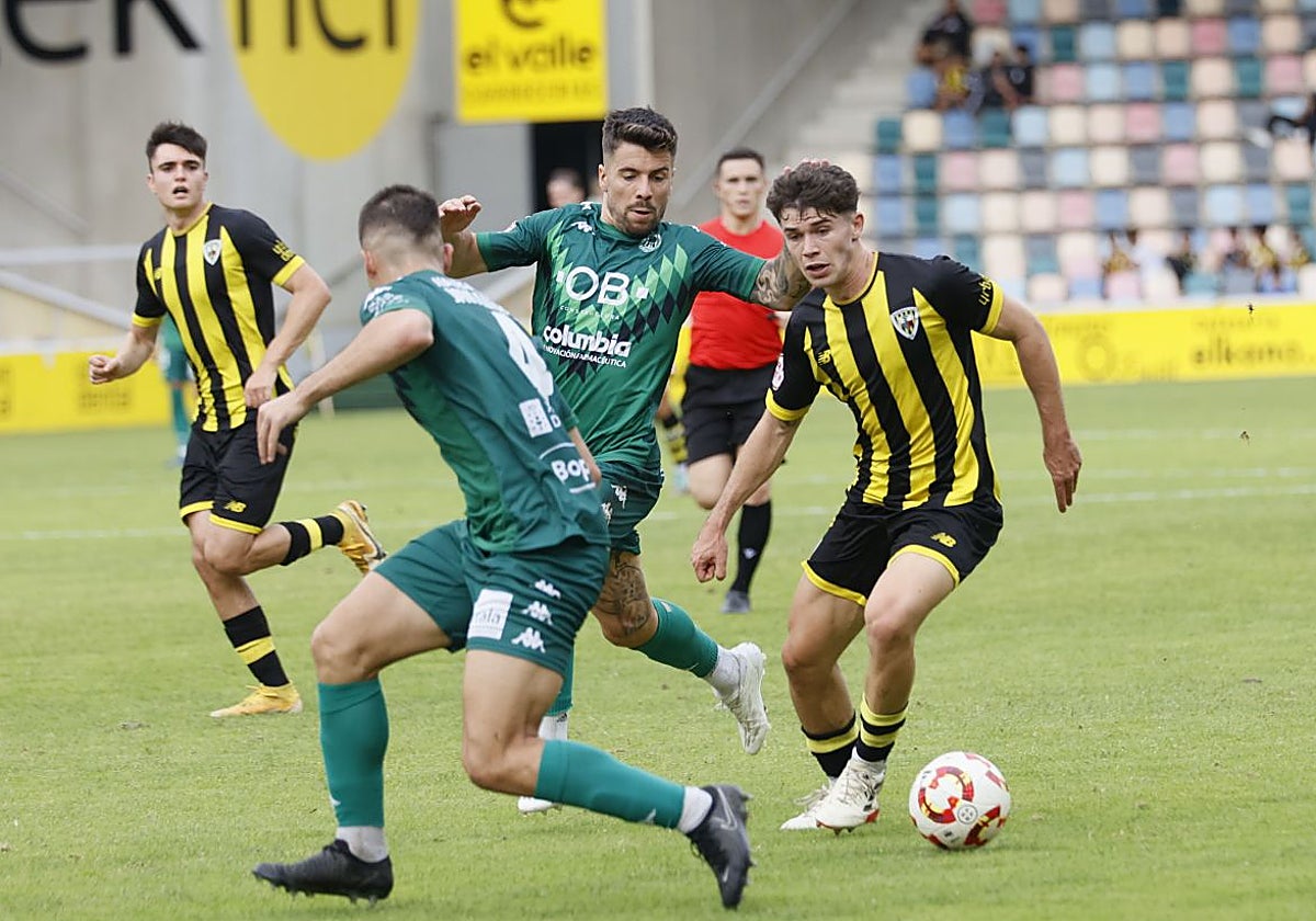 Oier López conduce un balón en el partido de ida ante el Arenteiro.