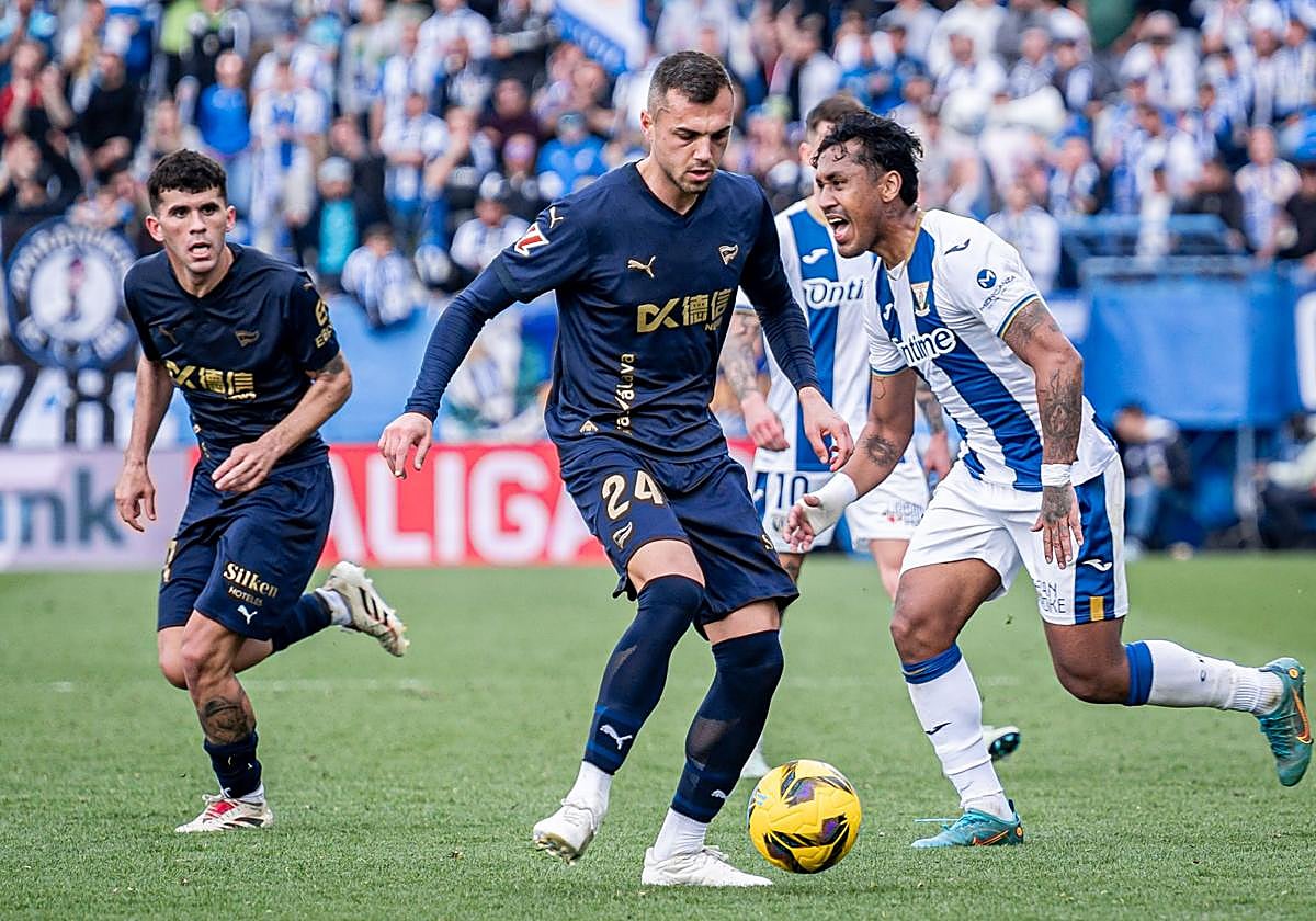 Joan Jordán conduce el balón en presencia de su Aleñá.