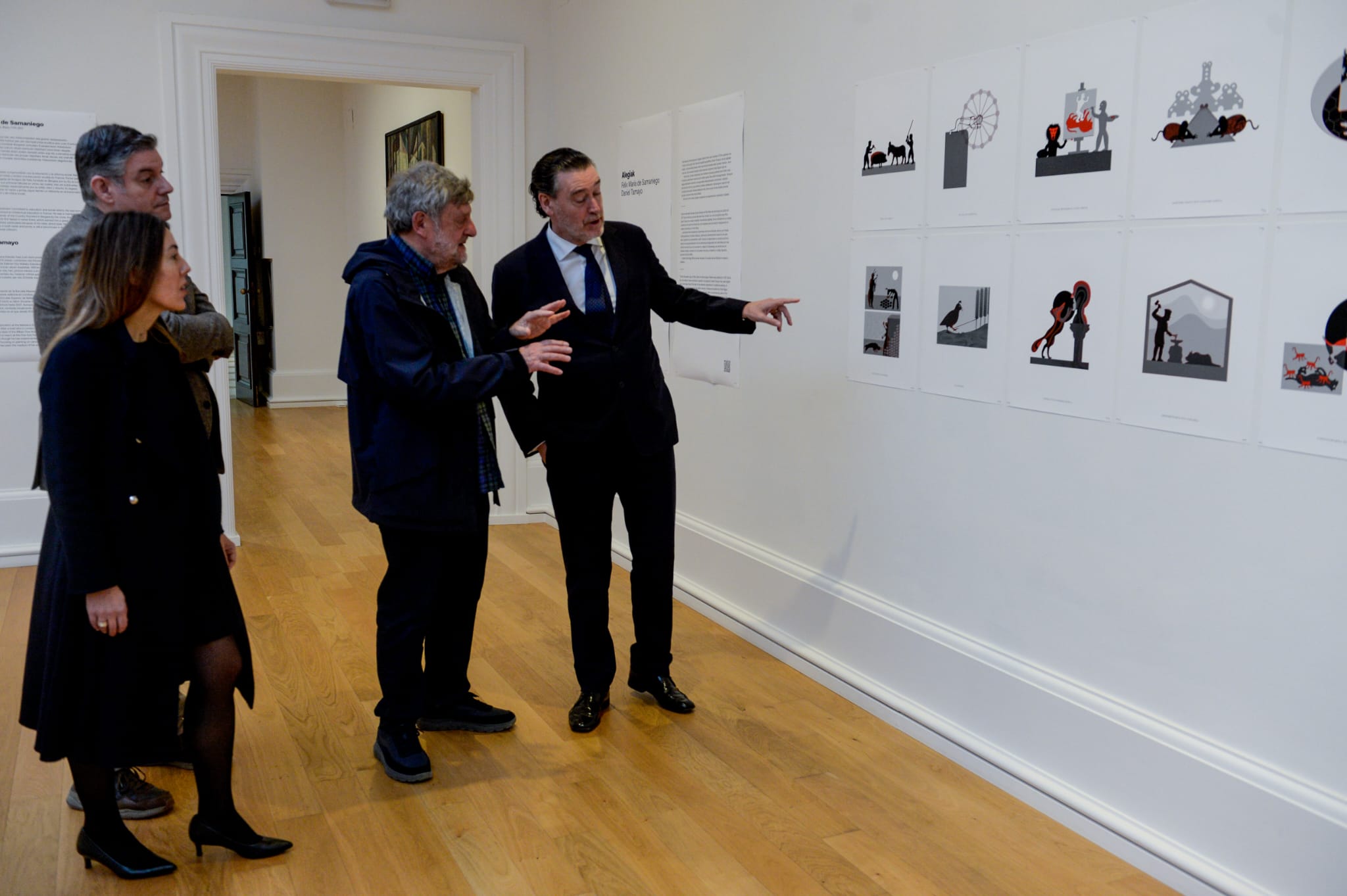 Daniel Tamayo y Miguel Zugaza, director del Bellas Artes, comentan las obras.