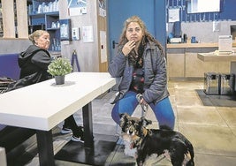Dos de las afectadas, en el hotel donde aún residen.