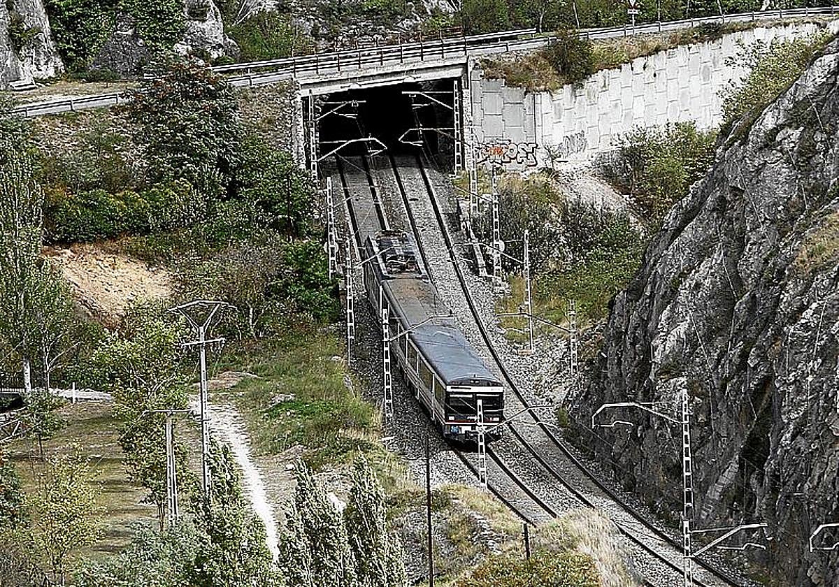 Un tren circula por el desfiladero de Pancorbo.