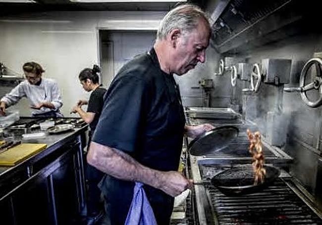 Bittor Arginzoniz, en la parrilla del Etxebarri.