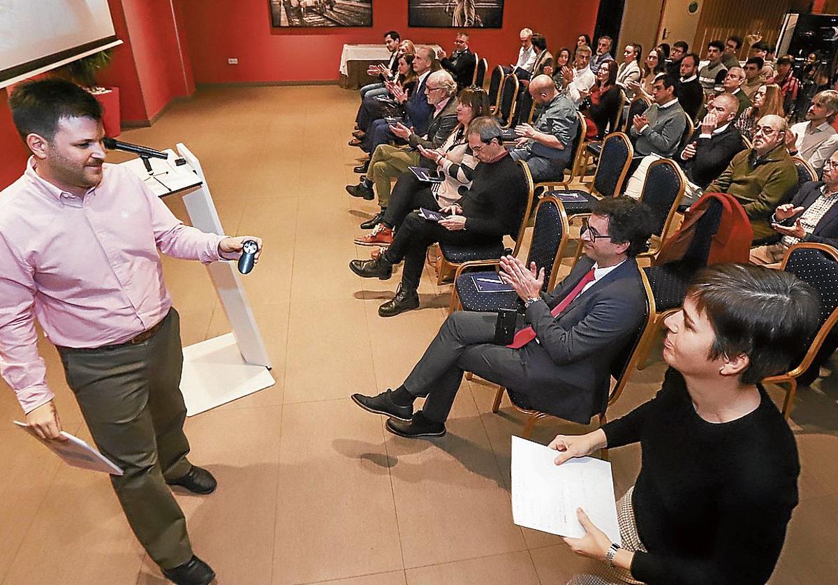 Responsables del puerto de Barcelona explicaron los servicios y los apoyos a los que pueden acceder las empresas en esa instalación.