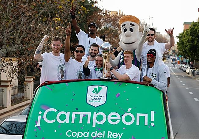 Celebración del Unicaja, campeón de Copa, por las calles de Málaga.