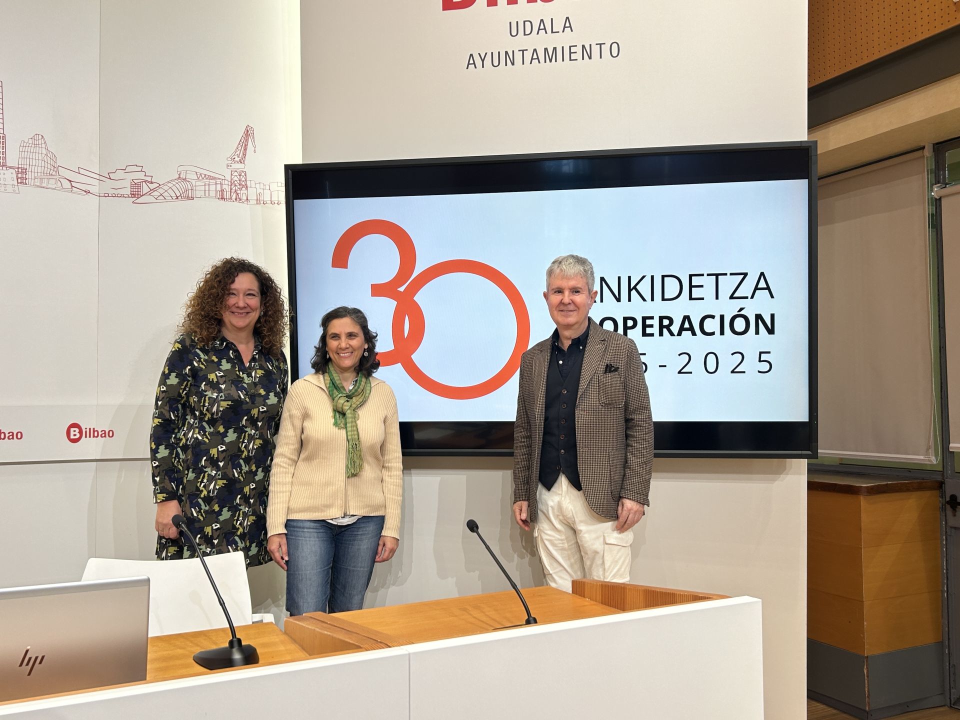 De izquierda a derecha: Monika Hernando, directora del área de Derechos Humanos, Convivencia, Cooperación e Interculturalidad del Ayuntamiento de Bilbao; Esther Calvo, vicepresidenta del Consejo Municipal de Cooperación de Bilbao; e Iñigo Zubizarreta, concejal de Derechos Humanos, Convivencia, Cooperación e Interculturalidad del consistorio.