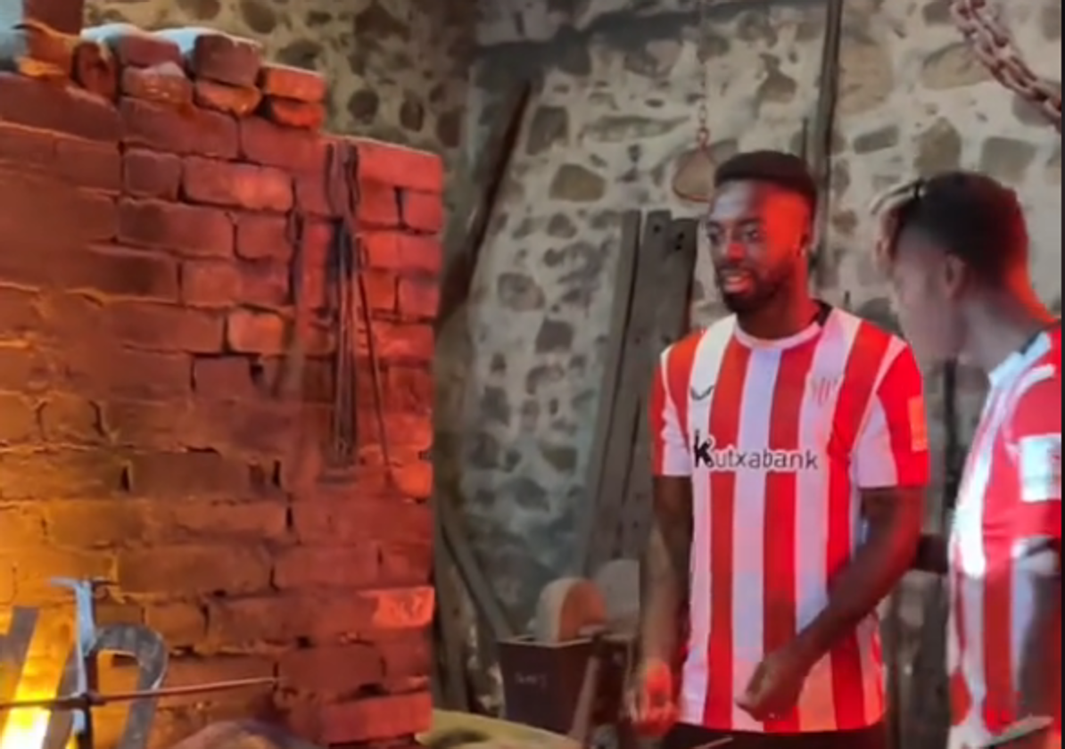 «Un extintor, un extintor...» El vacile de Iñaki a Nico Williams en la Ferrería de El Pobal