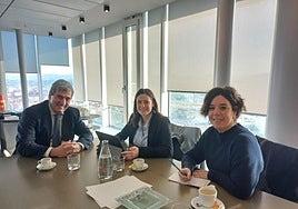 La alcaldesa de Durango, Mireia Elkoroiribe, y la concejala de Cultura, Paule Sánchez (PNV) junto al director del BEC, Xabier Basañez