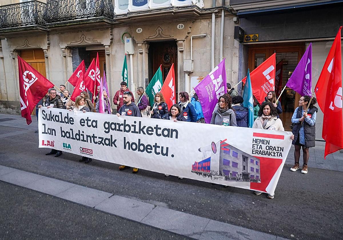 Concentración este miércoles frente a la delegación de Educación en Vitoria.
