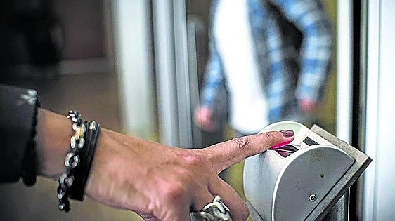 Inspección de Trabajo detecta abusos en el 64% de los controles del horario laboral en Euskadi