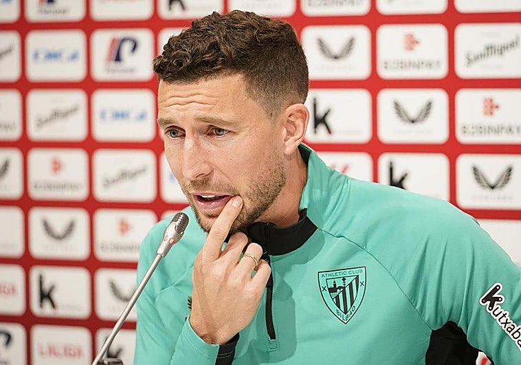 De Marcos anuncia su despedida ante los medios de comunicación.