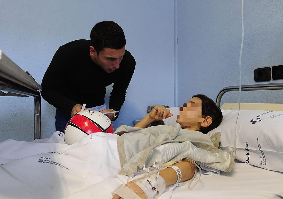 El lado más solidario de Óscar de Marcos y sus visitas secretas al área de oncología infantil de Cruces