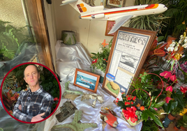 Iñaki Uribesalgo lleva 40 años guardando piezas del avión que recogió tras el siniestro