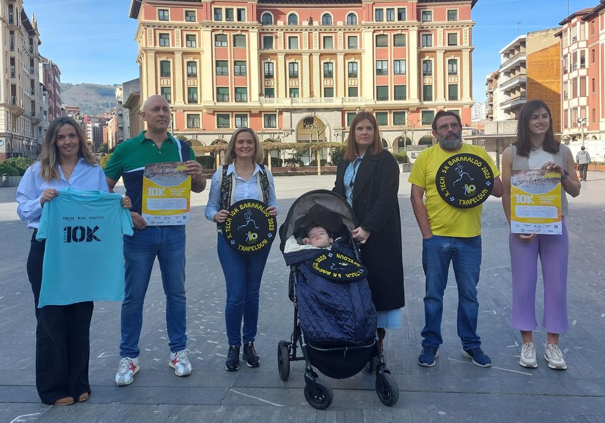 El pequeño Danel junto a su madre y representantes del Ayuntamiento, la organización de la prueba y patrocinadores.