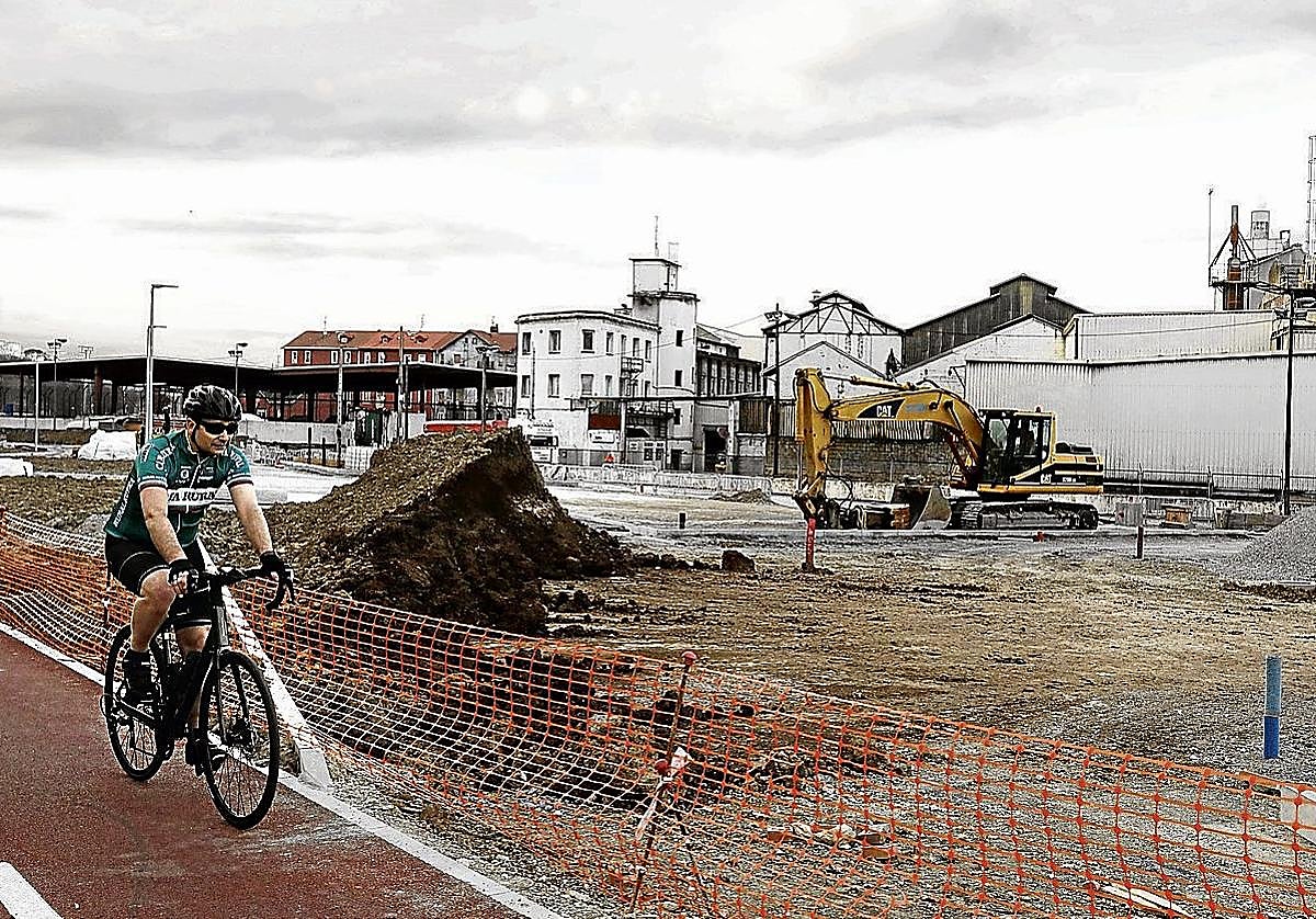 Estado de las obras en lo que será el parque de las Sirgueras, en Punta Zorroza.