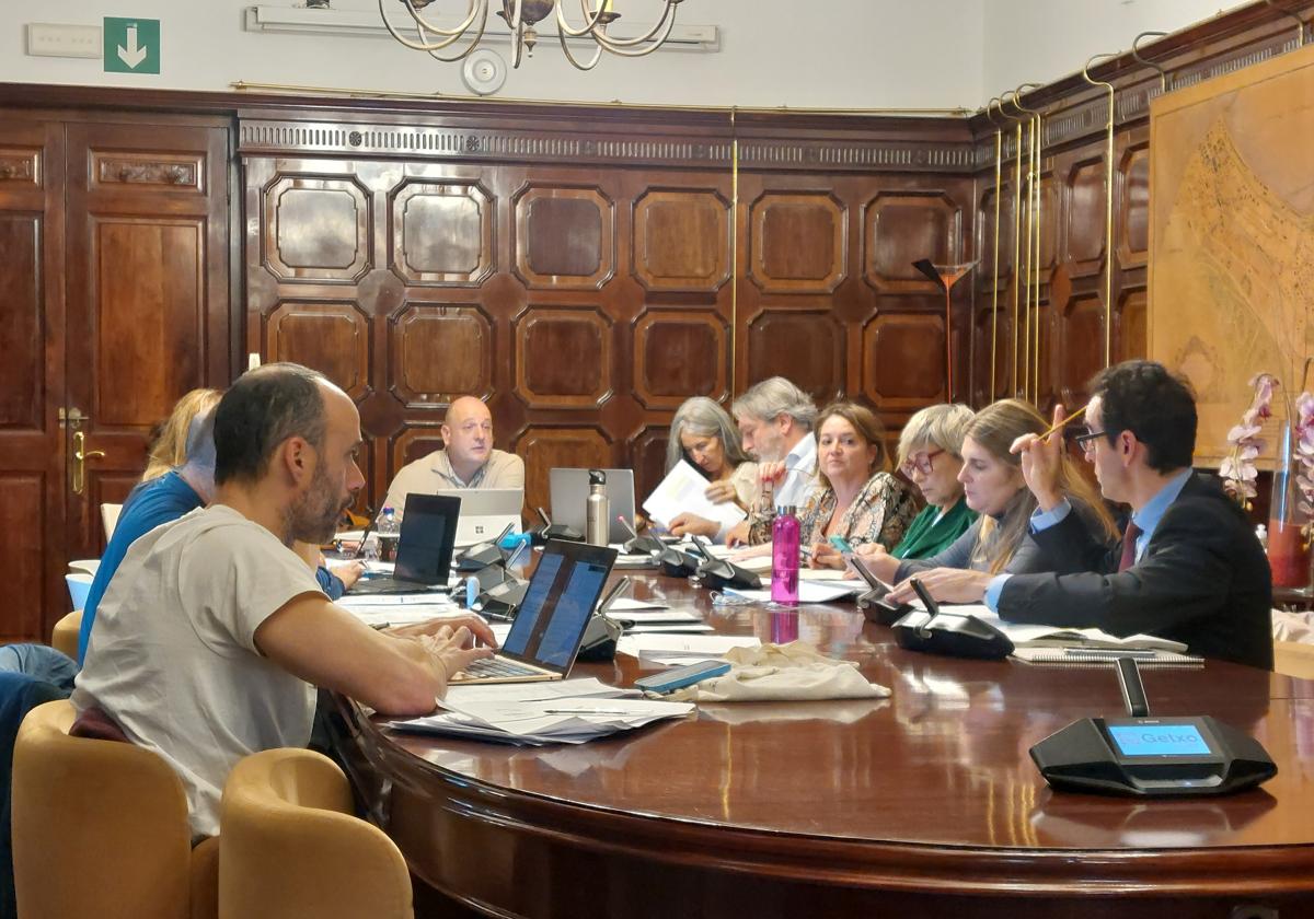 Imagen de archivo de una comisión del Ayuntamiento de Getxo liderada por el concejal de Hacienda y Empleo, Inaxio Uriarte.