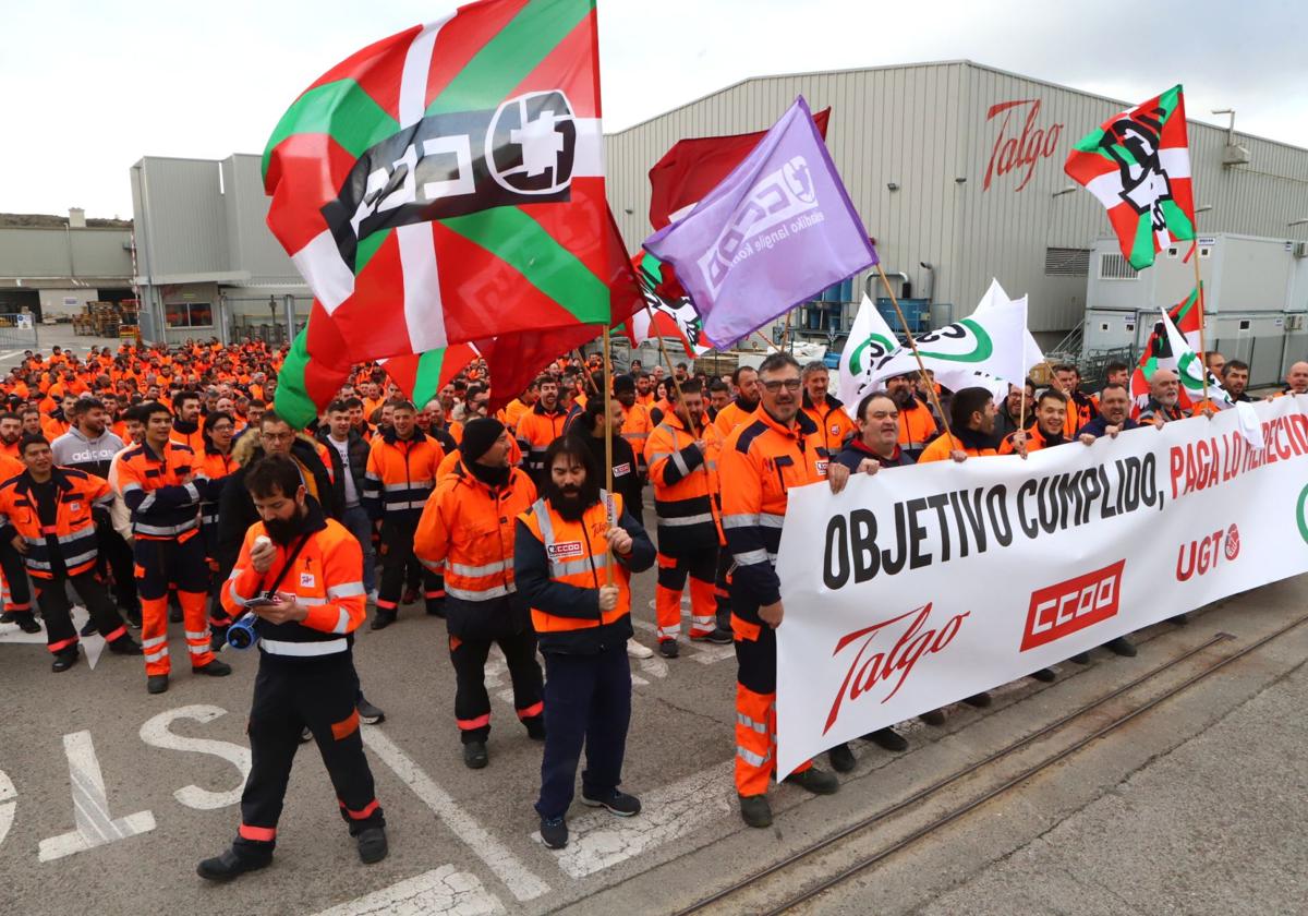 Los trabajadores de Talgo piden cobrar las variables del sueldo a pesar de las pérdidas por la multa de Renfe