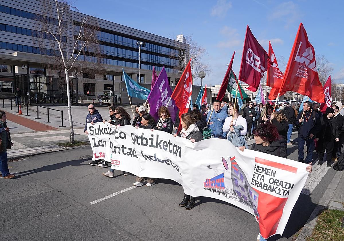 Los trabajadores de limpieza y cocina de Educación rodean Lakua en su cuarta jornada de huelga