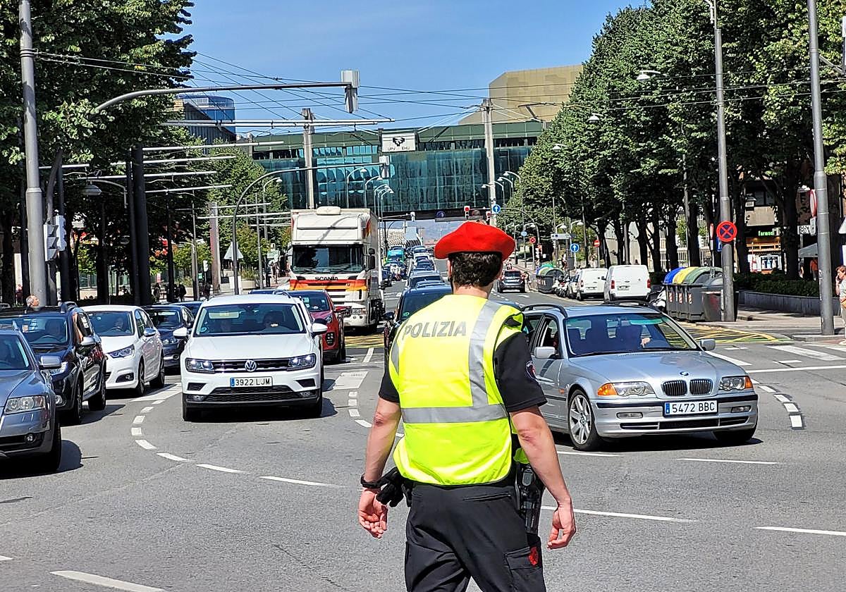 Un agente de la Policía Municipal controla los accesos a la ciudad por la avenida Juan Antonio Zunzunegui.