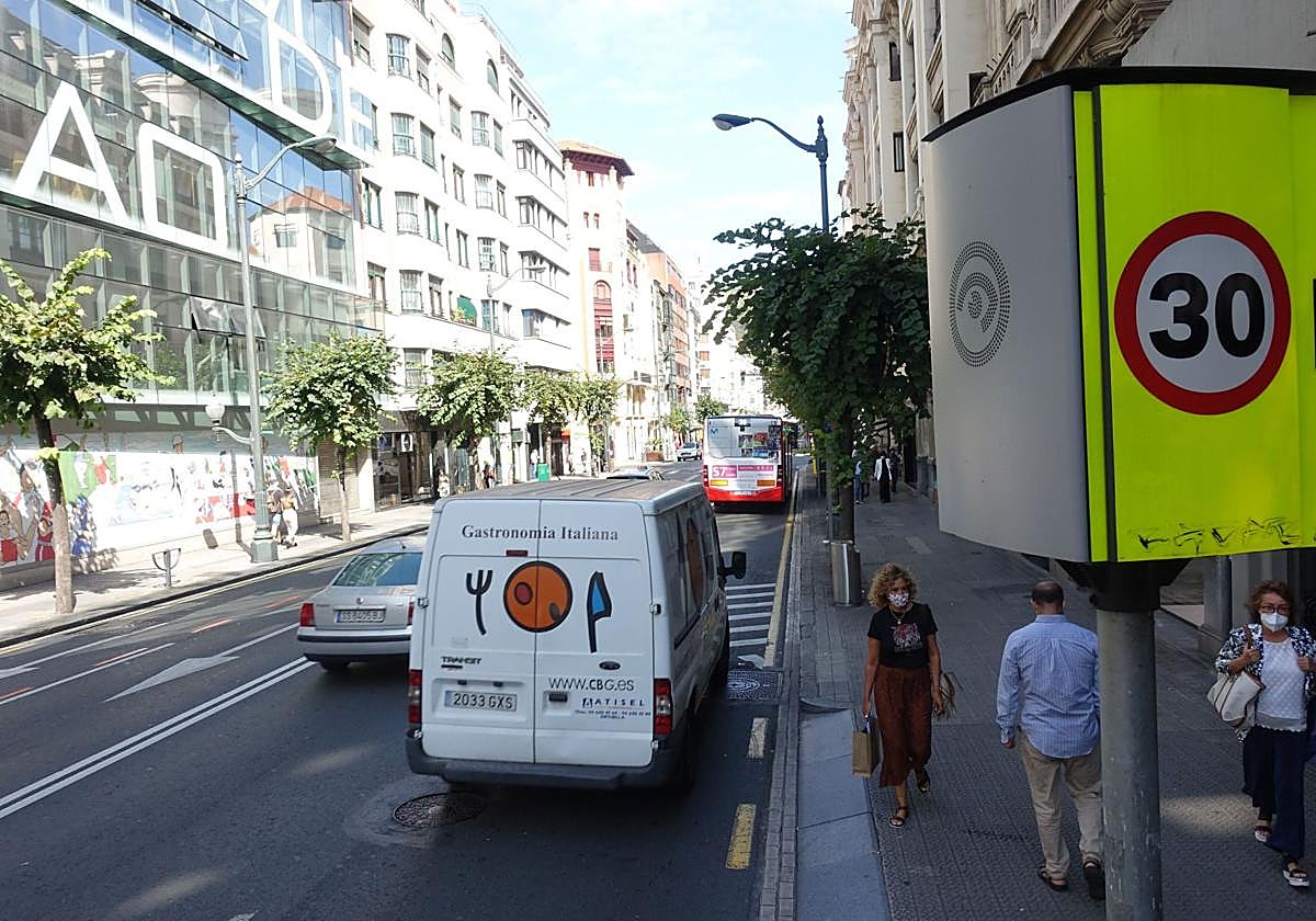 Radar municipal instalado frente al Deportivo de Bilbao, en la calle Alameda Rekalde.