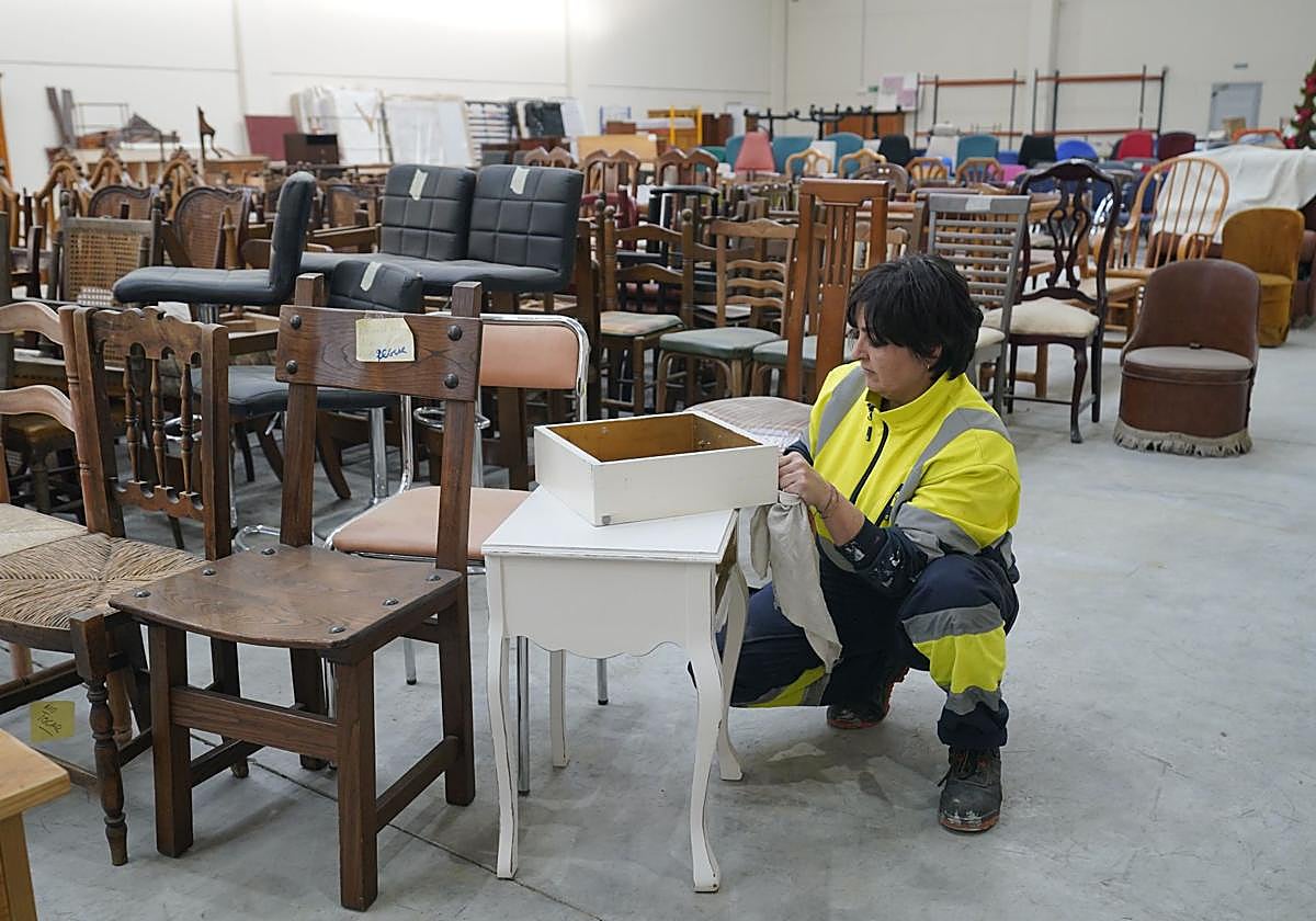 Una trabajadora pule una mesilla en la planta de voluminosos de Jundiz.