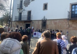 Imagen de la concentración de este jueves a las puertas del Ayuntamiento.