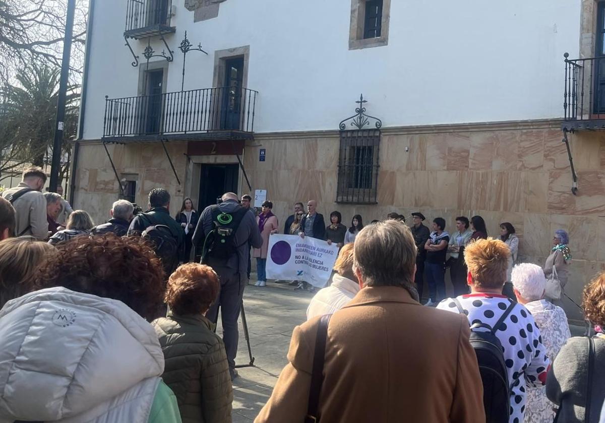 Imagen de la concentración de este jueves a las puertas del Ayuntamiento.