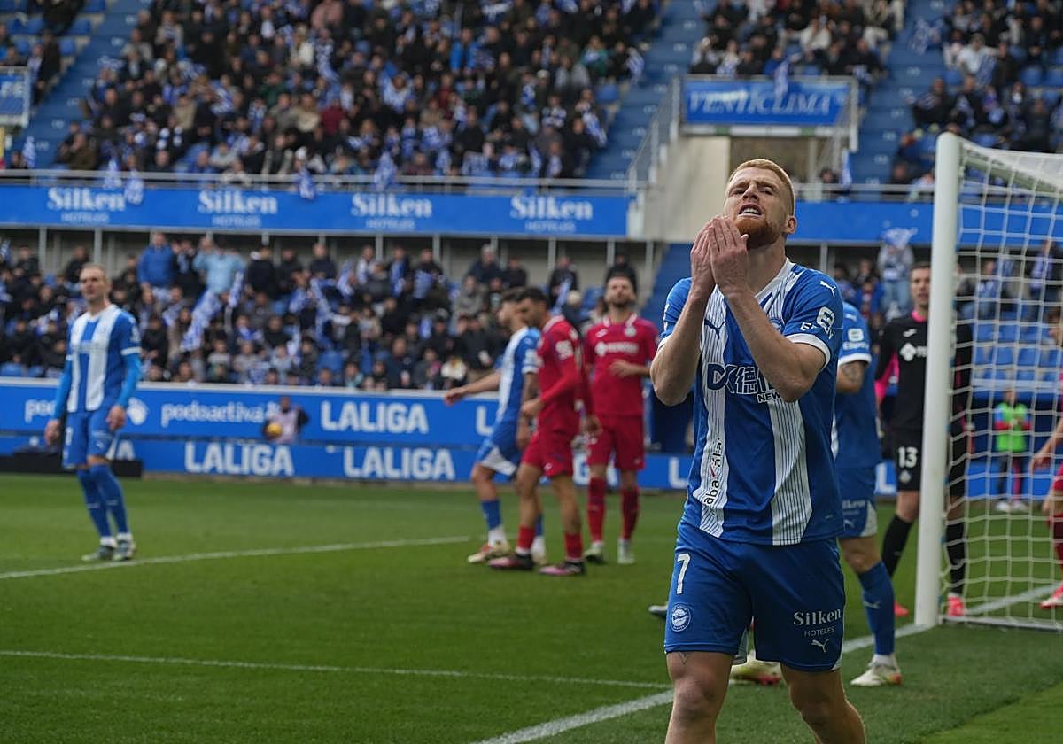Carlos Vicente se lamenta de una ocasión fallada ante el Getafe.