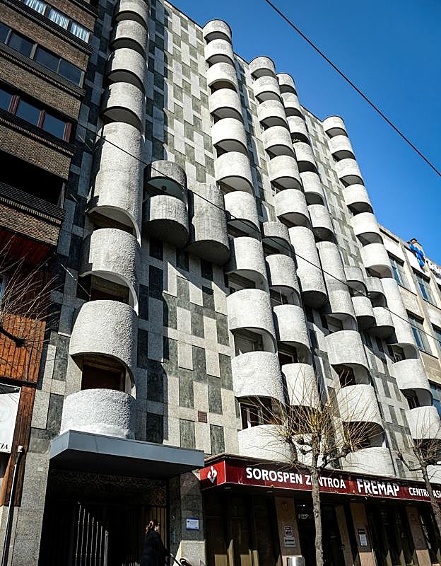 'Casa de las tripas'. El proyecto de estas icónicas viviendas de Sabino Arana lo firmó Julián de Larrea en 1969, pero fue un trabajo compartido con el arquitecto municipal Ramón de Lecea.