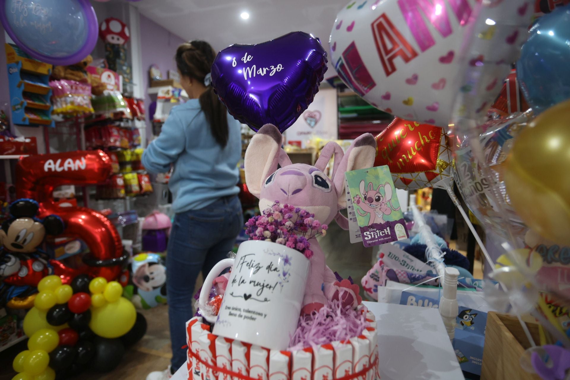 Gabriela decora y envuelve los regalos por ti con ideas brillantes en su tienda de Bilbao