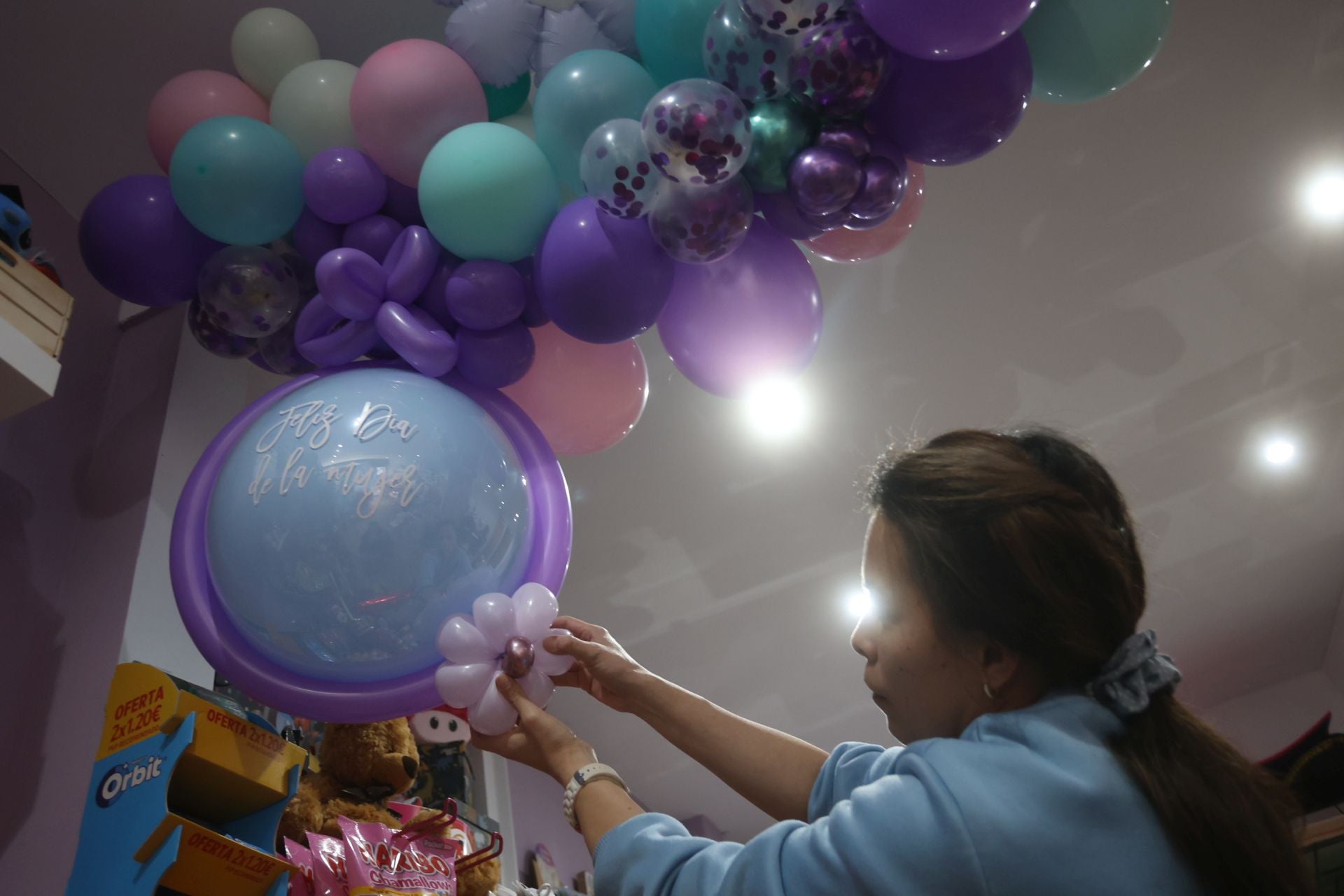 Gabriela decora y envuelve los regalos por ti con ideas brillantes en su tienda de Bilbao