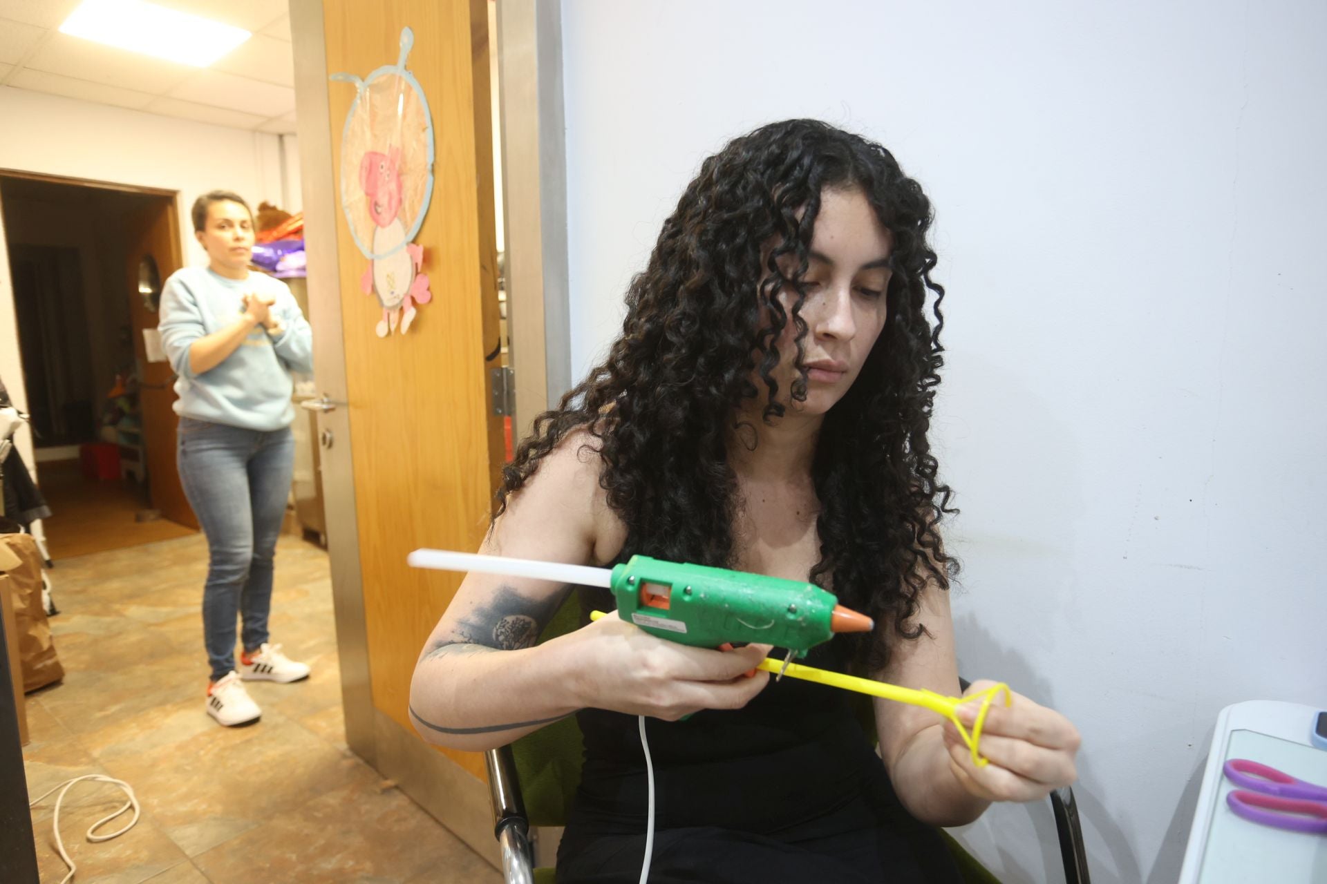 Gabriela decora y envuelve los regalos por ti con ideas brillantes en su tienda de Bilbao