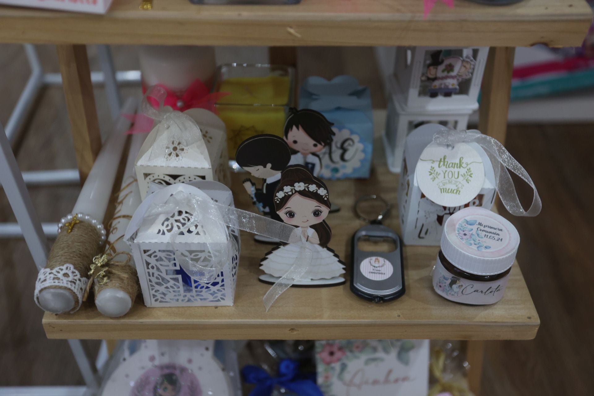 Gabriela decora y envuelve los regalos por ti con ideas brillantes en su tienda de Bilbao