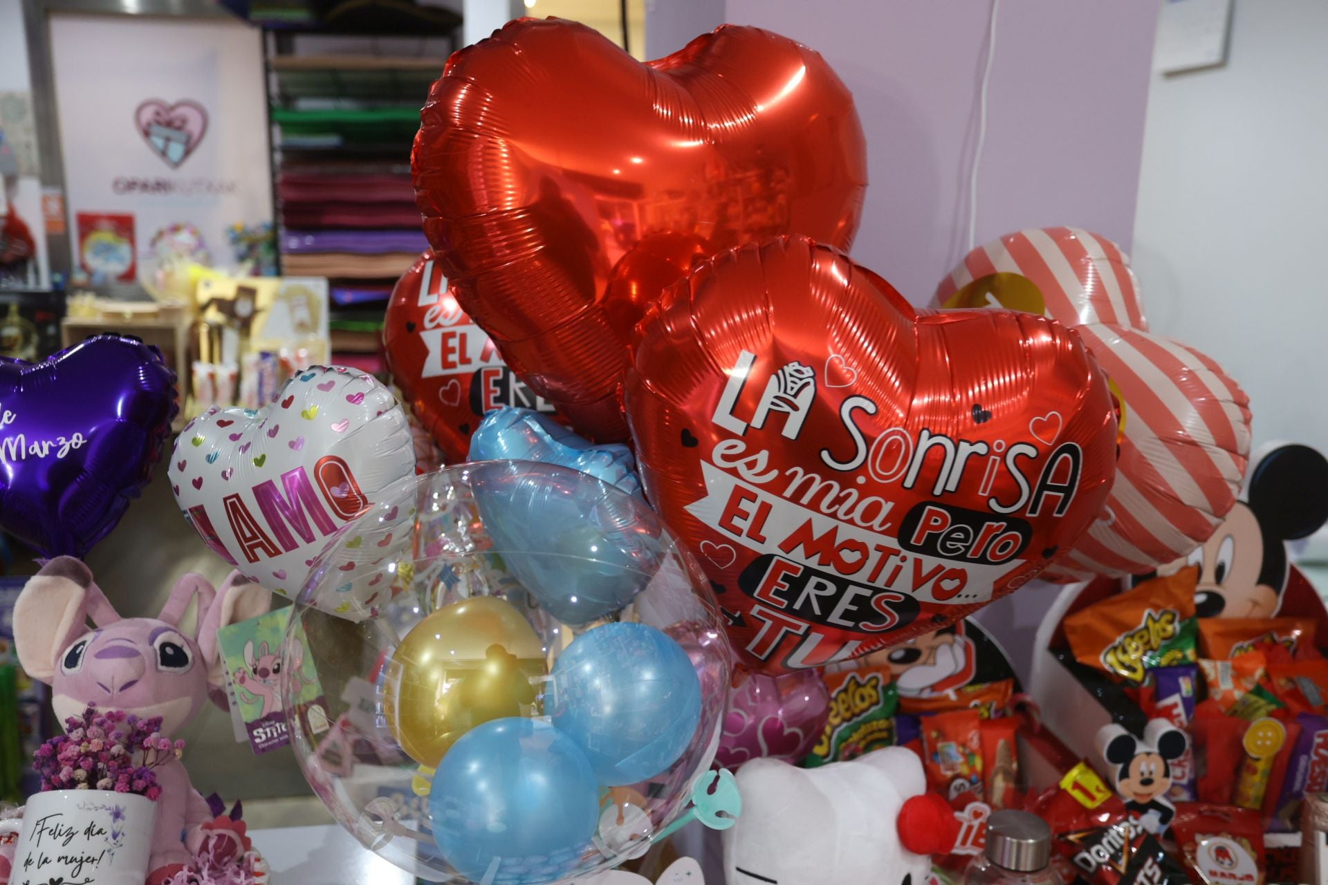 Gabriela decora y envuelve los regalos por ti con ideas brillantes en su tienda de Bilbao