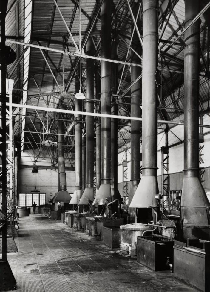 Fotografía de Juan Miguel Pando Barredo del interior de la fábrica Patricio Echeverría, donada al museo por Gorka Salmerón en 2024.