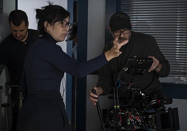 Alauda Ruiz de Azúa en el rodaje de la serie 'Querer'.