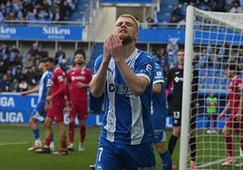 Carlos Vicente se lamenta de una ocasión fallada ante el Getafe.
