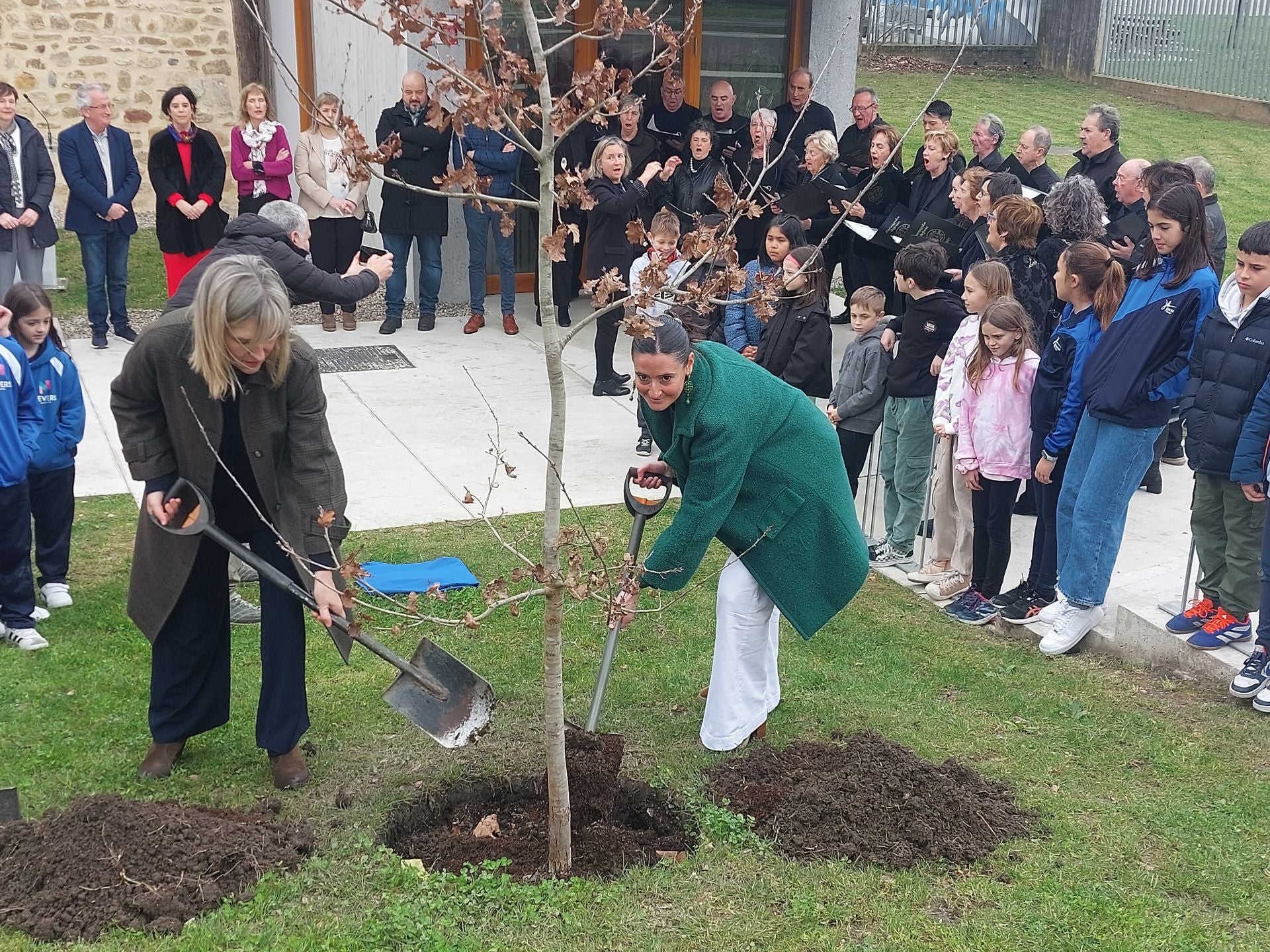 Al acto acudieron la presidenta de las Juntas Generales de Bizkaia, Ana Otadui, y la alcaldesa de Durango, Mireia Elkoroiribe