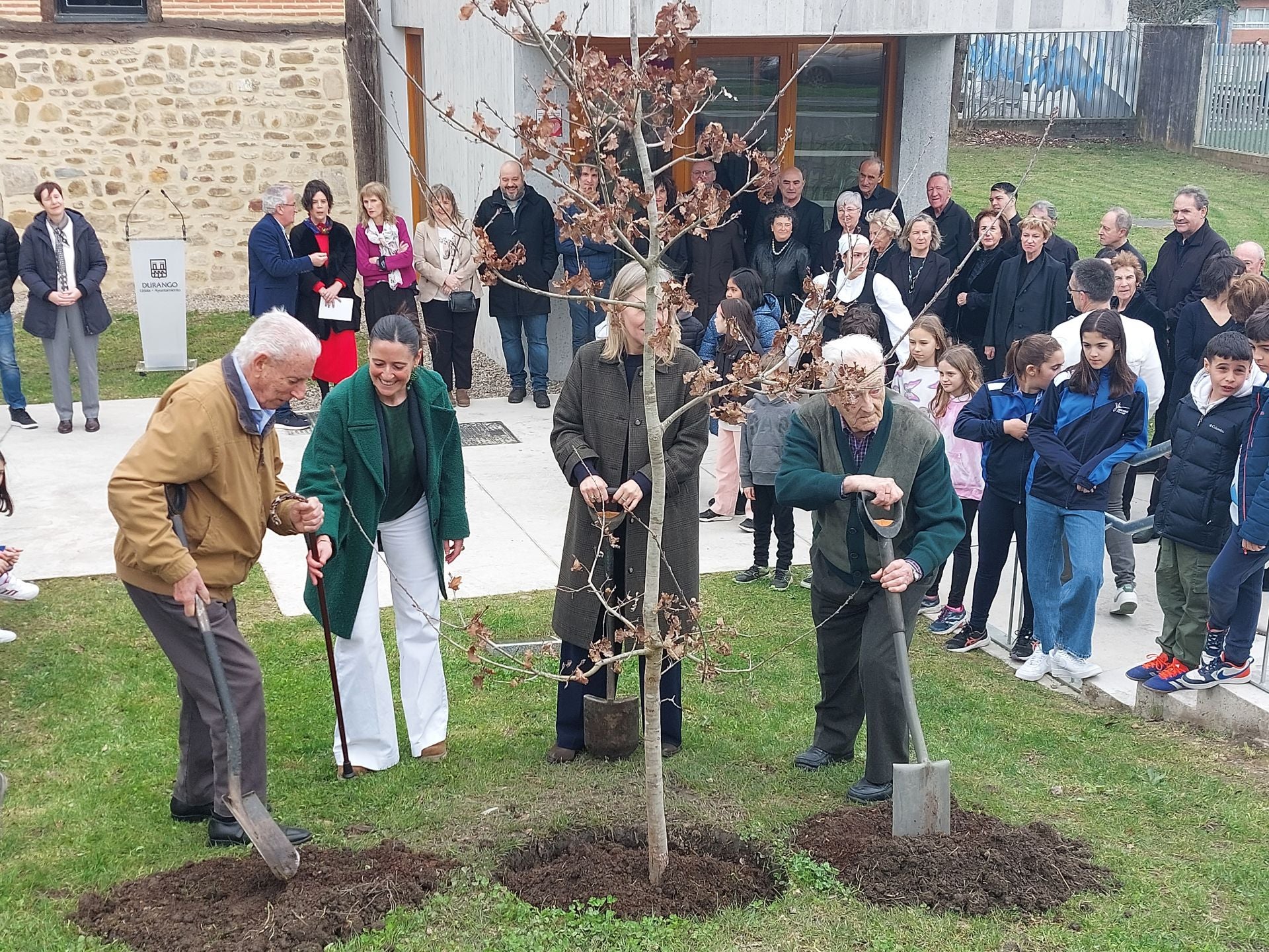 Imagen secundaria 1 - Foto de familia de autoridades con escolares y el Orfeón de Durango e imágenes de la plantación.