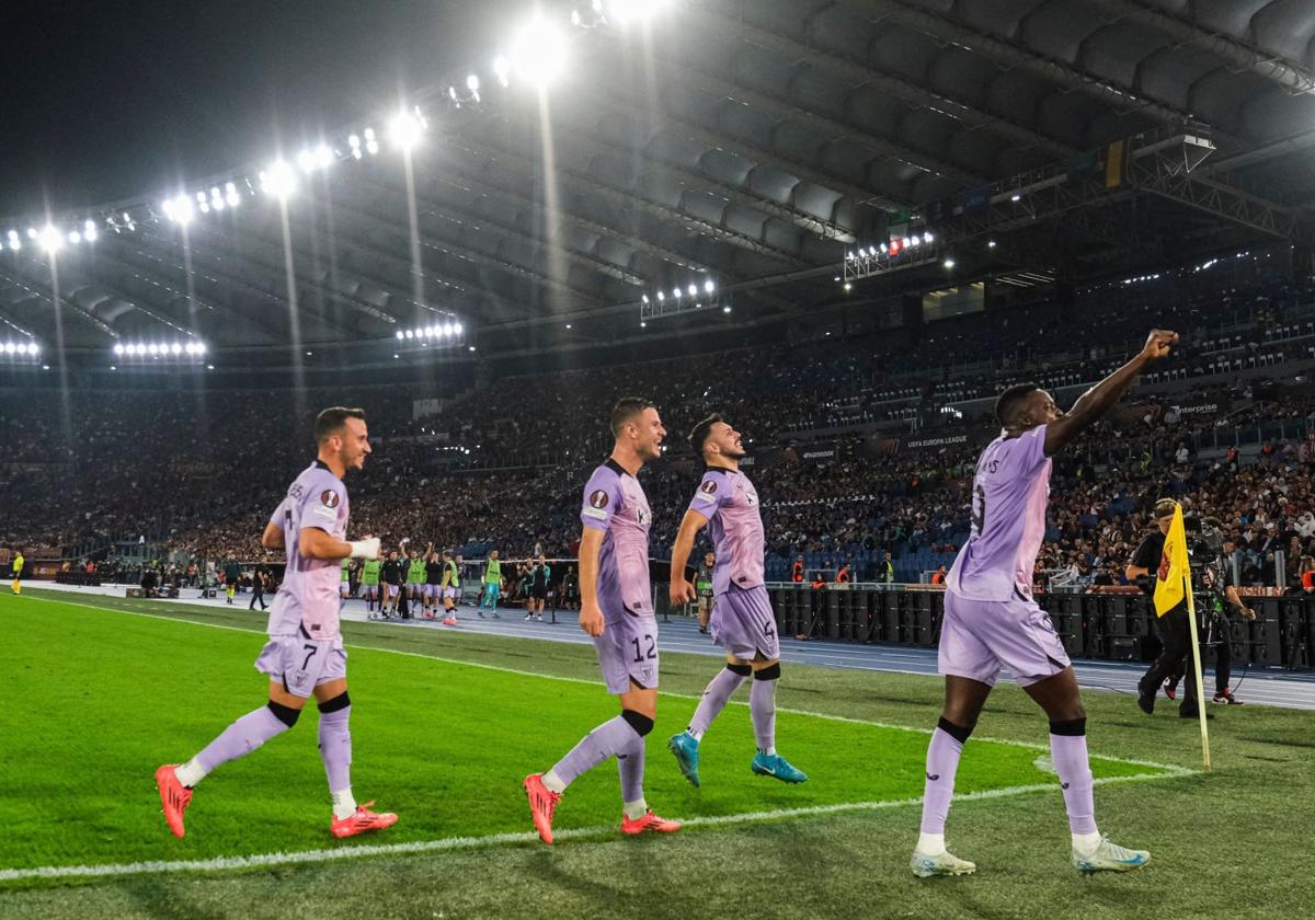 Los rojiblancos celebran el empate de Paredes en el Olímpico de Roma.