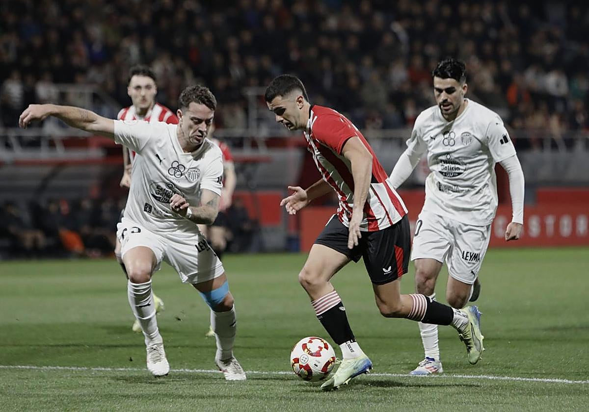 El Bilbao Athletic rescata un punto bajo el diluvio