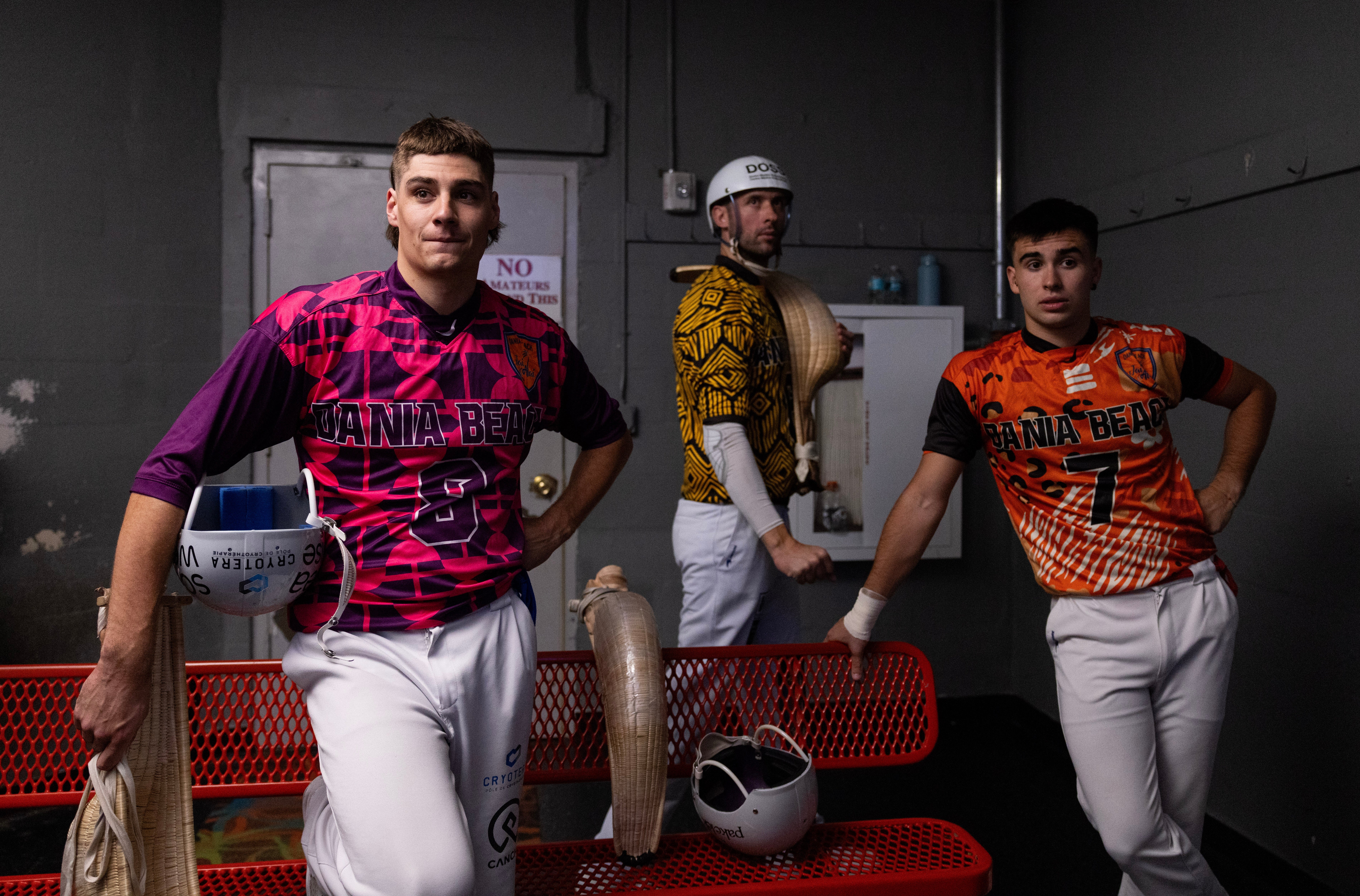 Gorka, López y Urreisti, en los vestuarios del frontón The Palace, de Dania.